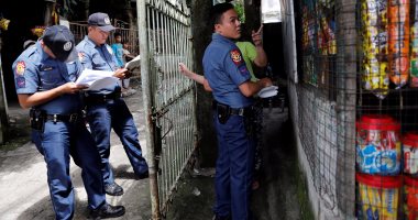 بالصور.. شرطة الفلبين تطرق أبواب المنازل لإجراء تحاليل مخدرات