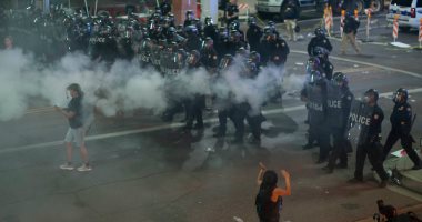 بالصور.. الشرطة الأمريكية تستخدم الغاز لتفريق متظاهرين ضد ترامب بأريزونا
