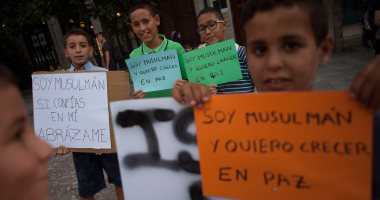 بالصور.. أطفال ونساء المسلمين فى غرناطة الإسبانية يتظاهرون ضد الكراهية