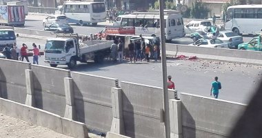 قارئ يشارك بصور لحادث انقلاب سيارة على الطريق الدائرى بالمرج
