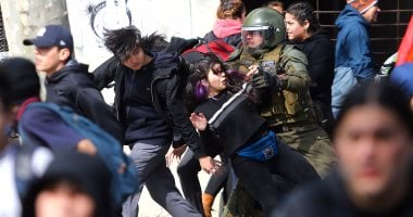بالصور.. اشتباكات بين شرطة تشيلى ومحتجين يطالبون بتغيير نظام التعليم