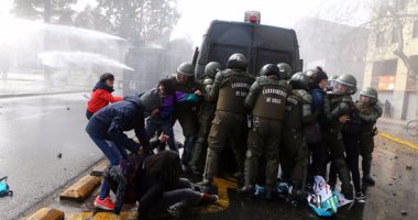 اشتباكات عنيفة بين شرطة تشيلى ومحتجين يطالبون بتغيير نظام التعليم