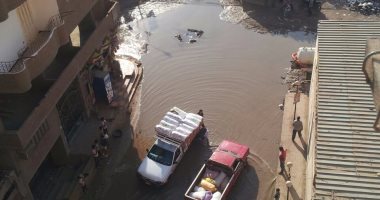بالصور.. غرق شارع المعهد الدينى فى الوراق بمياه الصرف الصحى