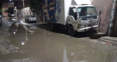 بالصور ..مياه الصرف تغرق شارع الشبان بمدينة بنى سويف بعد تسربها من إحدى الغرف 