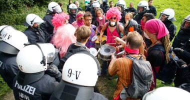 بالصور.. الشرطة الألمانية تطوق المتظاهرين ضد تعدين الفحم البنى 