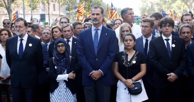 بالصور.. ملك إسبانيا يقود مسيرة "لست خائفا" تنديدا بالإرهاب فى برشلونة