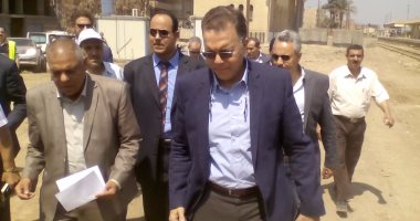 بالصور.. وزير النقل يصل المنوفية لتفقد برج التحكم فى شارات السكة الحديد 