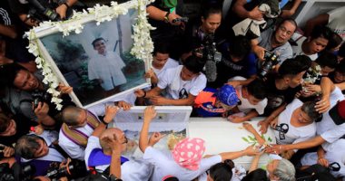 بالصور.. جنازة شاب قتلته الشرطة الفلبينية تتحول لمظاهرة ضد الرئيس