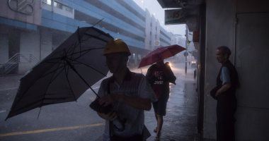 بالصور.. العاصفة باخار تضرب هونج كونج ومكاو بعد أيام من إعصار هاتو المميت