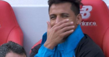 شاهد.. سانشيز يضحك بعد خسارة أرسنال برباعية أمام ليفربول!