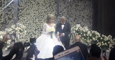 عمرو مصطفى وخالد زكى وممدوح موسى يصلون حفل زفاف جنات