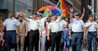 بالصور.. لأول مرة رئيس الأركان الكندى يشارك رئيس الوزراء فى مسيرة للمثليين
