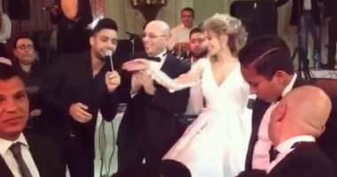 أحمد جمال ينشر فيديو دويتو لأغنية "اضحكى" مع جنات فى حفل زفافها