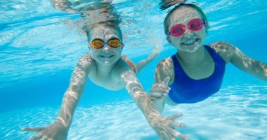 فيديو..7 حاجات بتقولك السباحة مفيدة لطفلك