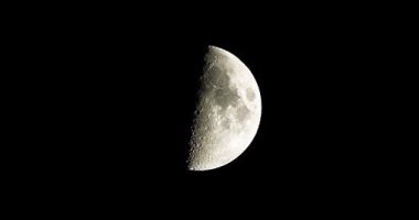 القمر يصل مرحلة التربيع الأول ويزين سماء الوطن العربى