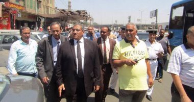 نائب محافظ القاهرة يغلق محال بدون ترخيص خلال جولة بالوايلى