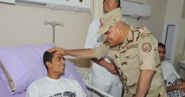 فيديو.. وزير الدفاع يزور المصابين من أبطال القوات المسلحة بالمستشفيات العسكرية