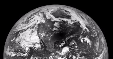 فيديو مذهل يلتقط لحظة كسوف الشمس مع حدوث إعصار ضخم