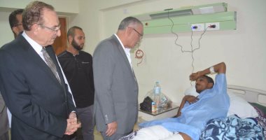 بالصور.. محافظ المنيا يزور مصابى حادث أتوبيس بنى سويف