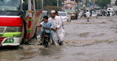 بالصور.. فيضانات عارمة تجتاج مدينة كراتشى الباكستانية