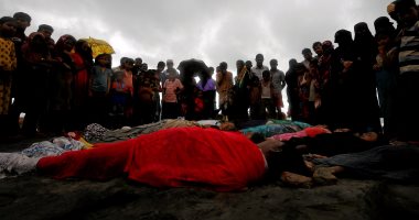 بالصور..بنجلادش تنتشل جثثا من شواطئها مع استمرار فرار الروهينجا من ميانمار