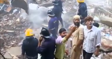 بالصور.. سقوط ضحايا فى انهيار مبنى سكنى بمومباى بالهند