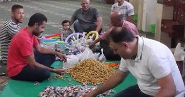 بالصور.. نائب بولاق يجهز الألعاب لتوزيعها على الأطفال بعد صلاة العيد