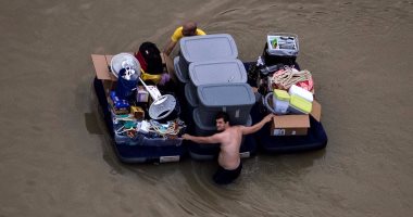 بالصور.. مئات الآلاف يفرون من تكساس بسبب فيضانات العاصفة هارفي