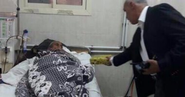رئيس مدينة ديروط يوزع هدايا على المرضي بالمستشفي العام