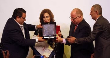 وزير الثقافة يكرم نادية رشاد على المسرح القومى بالعتبة