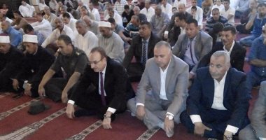 محافظ بنى سويف يؤدى صلاة الجمعة بمسجد الرضا ويهنأ المواطنين بعيد الأضحى