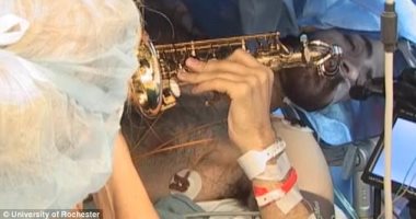 بالفيديو والصور.. أمريكى يخضع لجراحة خطيرة فى المخ وهو يعزف ساكسفون
