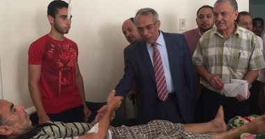 بالصور.. محافظ شمال سيناء يوزع الهدايا على مرضى مستشفى العريش