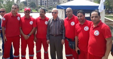 محافظ القاهرة يتفقد حديقة الفسطاط ويلتقط سيلفى مع فريق "الهلال الأحمر"