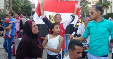 بالصور..مواطنون يرفعون أعلام مصر وصور السيسي بالقائد إبراهيم احتفالا بالعيد