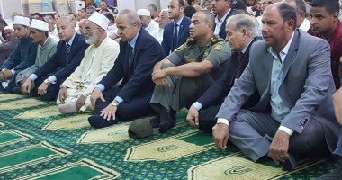 محافظ القليوبية يؤدى صلاة العيد بين المواطنين بمسجد ناصر ببنها