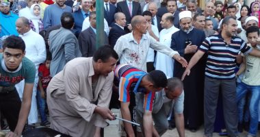 بالفيديو والصور.. محافظ بنى سويف ومدير الأمن يشهدان ذبح أضحية العيد 