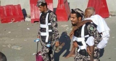 صورة بألف معنى.. جندى سعودى يحمل حاج لمساعدته على أداء المناسك المقدسة