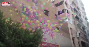 بالفيديو.. إسقاط بالونات وتوزيع الحلوى أبرز مظاهر احتفالات العيد بالزيتون