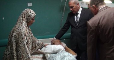 بالصور .. محافظ السويس يزور المرضى بمستشفى التأمين والحميات فى أول أيام العيد