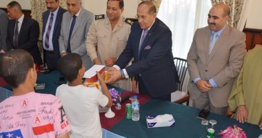 بالصور .. محافظ سوهاج يوزع الهدايا و العيدية على الأطفال الأيتام 