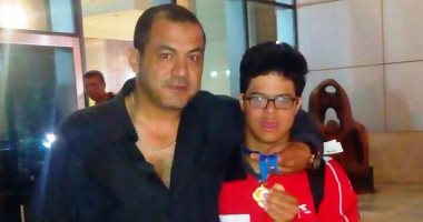 والد السباح محمد الحسينى: ابنى خسر محاولة عبور المانش وكسب حب المصريين