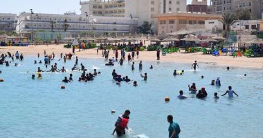 بالصور.. توافد المواطنين على شواطئ الغردقة فى ثانى أيام عيد الأضحى المبارك