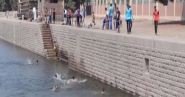 بالفيديو.. فى ثانى أيام العيد.. الأطفال يسبحون فى نيل القناطر هربا من حرارة الجو