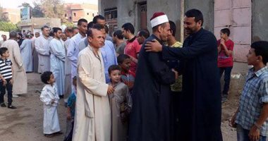 "قوتنا فى وحدتنا".. تداول صور لأقباط بنى سويف يهنئون المسلمين بالعيد