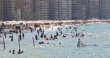 بالصور.. تزايد الإقبال على شواطئ الإسكندرية فى ثانى أيام عيد الأضحى