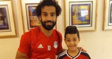 محمد صلاح يلبى رغبة طفل مبتور القدم ويهديه قميصه