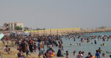 بالفيديو والصور .. شواطئ السخنة والأدبية كاملة العدد في ثاني أيام العيد