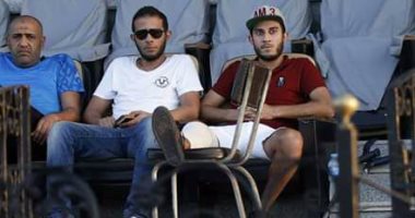 أيمن منصور يؤازر زملاءه خلال ودية المصرى مع الشباب