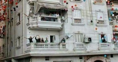 بالصور.. شباب "المحلة بتفرح" يلقون بالونات على المواطنين احتفالا بالعيد